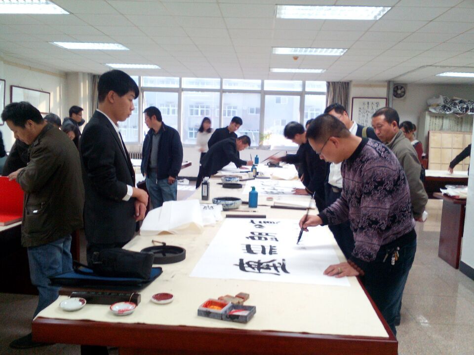 墨香沁校園，藝韻潤(rùn)心田——我校舉行“書(shū)法藝術(shù)進(jìn)校園”座談會(huì)暨“特聘書(shū)法家”授聘儀式